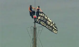Couple unfurls banner atop Empire State Building in proposal stunt