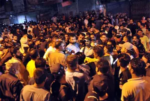 Police, shopkeepers clash over sealing of over 100 outlets