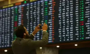 PSX continues in the red, loses more than 4,000 points in intraday trade