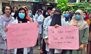 Doctors stage protests over colleague&rsquo;s killing in Karachi's Clifton robbery