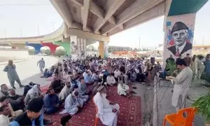 Families of martyred policemen end Quetta sit-in after 10 days as agreement reached with govt