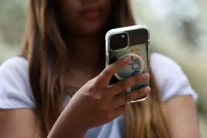 French parliament backs social media ban for under-15s