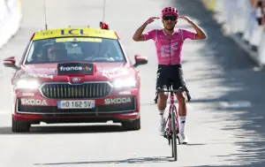 Richard Carapaz claims Tour de France stage 18 as Pogacar loses key team-mate