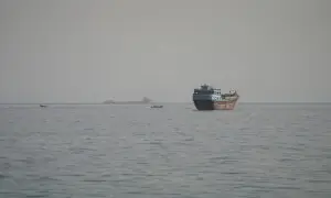 PHOTOS: Vessels transit Strait of Hormuz as Iran, Oman discuss management of waterway