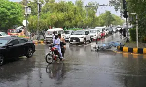 Rain disrupts traffic flow in several Lahore areas