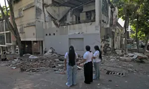 At least 100 killed after powerful earthquake hits western Colombia