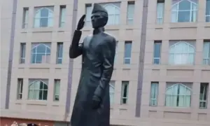Pakistan embassy unveils Qu&shy;aid&rsquo;s statue in Washington