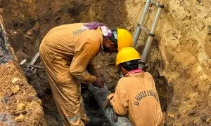 Crude oil pipeline bursts in Karachi&rsquo;s DHA Phase VI, repair work underway