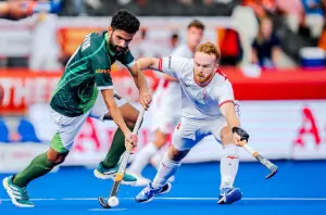 England hand Pakistan 4-1 defeat in World Cup opener