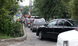 Traffic bottlenecks on Lahore's Canal Road stretch near Harbanspura irk commuters