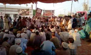 Nine days on, family&rsquo;s sit-in to demand arrest of teen&rsquo;s killers continues in Karachi