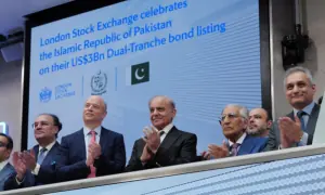 PM Shehbaz meets global financial firms in London, invites them to invest and expand services in Pakistan