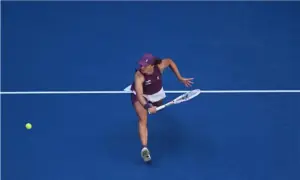 Swiatek, Zheng survive three-set tests in China Open third round