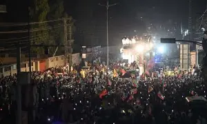 Afridi-led convoy enters Peshawar as PTI long march continues for 5th day