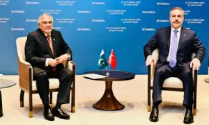 Dar meets Turkish, Egyptian FMs on sidelines of R-4 bloc, European diplomats&rsquo; meetings