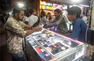 Sharp rise in prices of smartphones burdens consumers in Karachi
