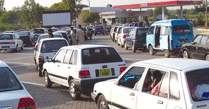 "ذلّت کی سی این جی سے عزت کا پیٹرول بہتر ہے"-- فائل فوٹو