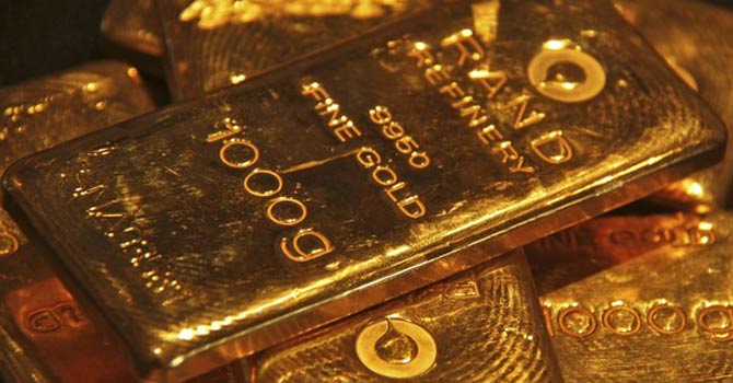 پیر کو پاکستان بھر کے بازاروں میں سونے اور چاندی کی قیمتوں میں اضافہ دیکھا گیا۔  رائٹرز تصویر  