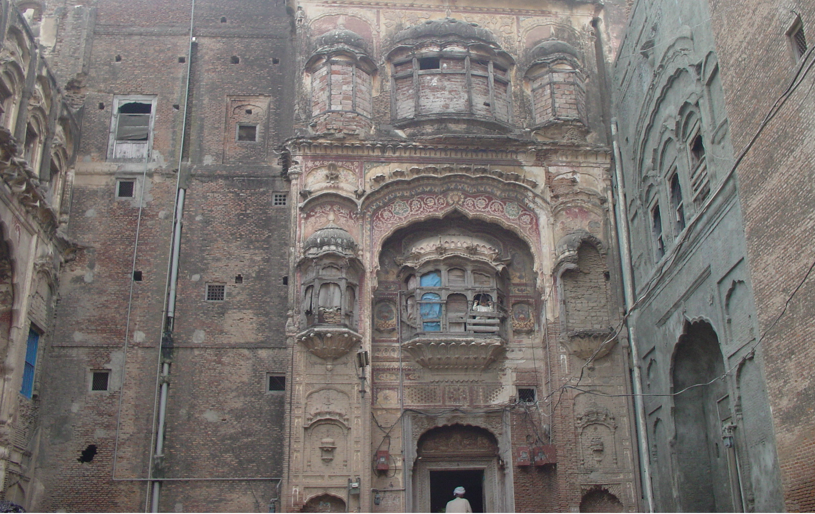 فوٹو -- مہیر ناتھ --.