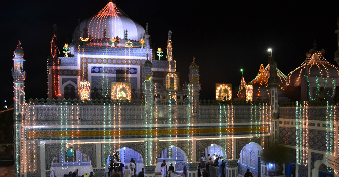 شاہ لطیف کے مزار کا ایک منظر ۔ تصویریوسف ناگوری  