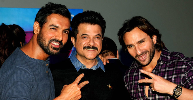 بائیں سے جان ابراہم، انیل کپور اور سیف علی خان۔ جان ابراہم نے ایکتا کپور کی نئ فلم میں مافیا ڈان کا کردار ادا کیا ہے۔ فائل تصویر اے ایف پی