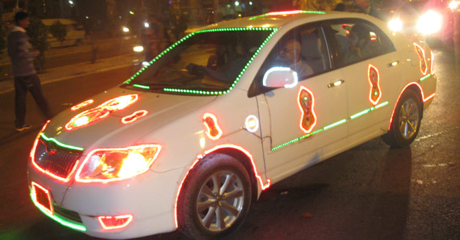 کراچی میں بارہ ربیع الاول پر گاڑی کی سجاوٹ کا ایک منظر۔ فائل تصویر