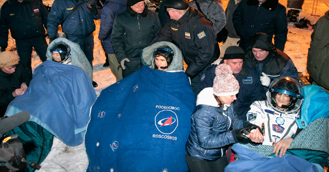 روسی خلانوردوں کی زمین واپسی کا ایک منظر۔ رائٹرز تصویر