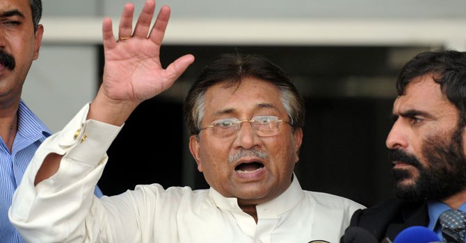 سابق صدر پرویز مشرف ایئر پورٹ کے باہر میڈیا سے گفتگو کررہے ہیں۔ اے ایف پی فوٹو۔