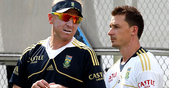 جنوبی افریقی باؤلنگ کوچ اسپیڈ اسٹار ڈیل اسٹین کو باؤلنگ ٹپس دیتے ہوئے۔ فائل فوٹو اے پی۔