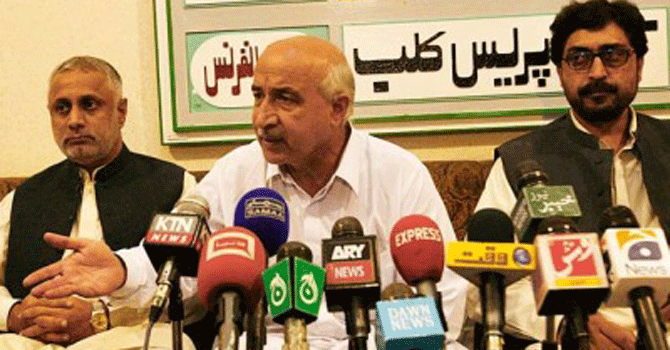 ڈاکٹرعبدالمالک بلوچ کوئٹہ میں ایک پریس کانفرنس سے خطاب کررہے ہیں۔ فائل تصویر