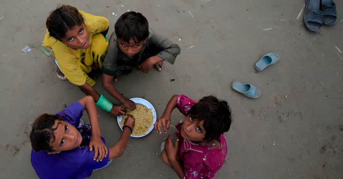 سیلاب سے متاثرہ بچے ایک امدادی کیمپ میں کھانا کھارہے ہیں۔ فائل تصویر اے پی