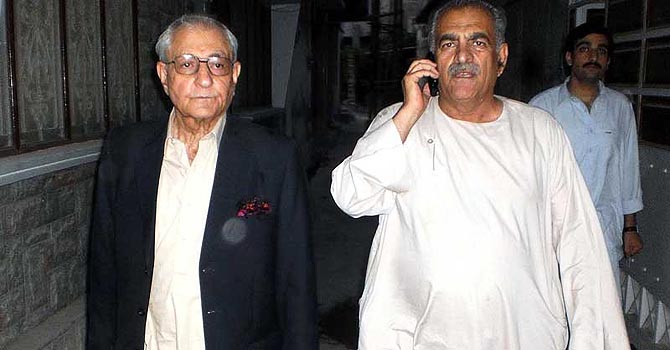 محمود خان اچکزئی کے بھائی محمد خان اچکزئی اسلام آباد روانہ ہورہے ہیں۔ آئی این پی فوٹو۔