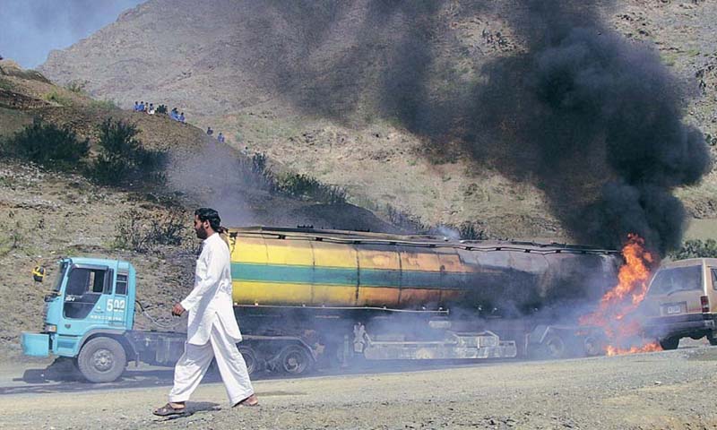کوئٹہ میں فائرنگ سے دو افراد ہلاک، منگوچر میں نیٹو ٹینکر نذر آتش