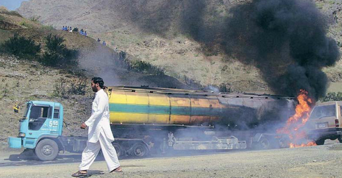 بلوچستان میں دو نیٹو ٹینکر نذر آتش، چار افراد قتل